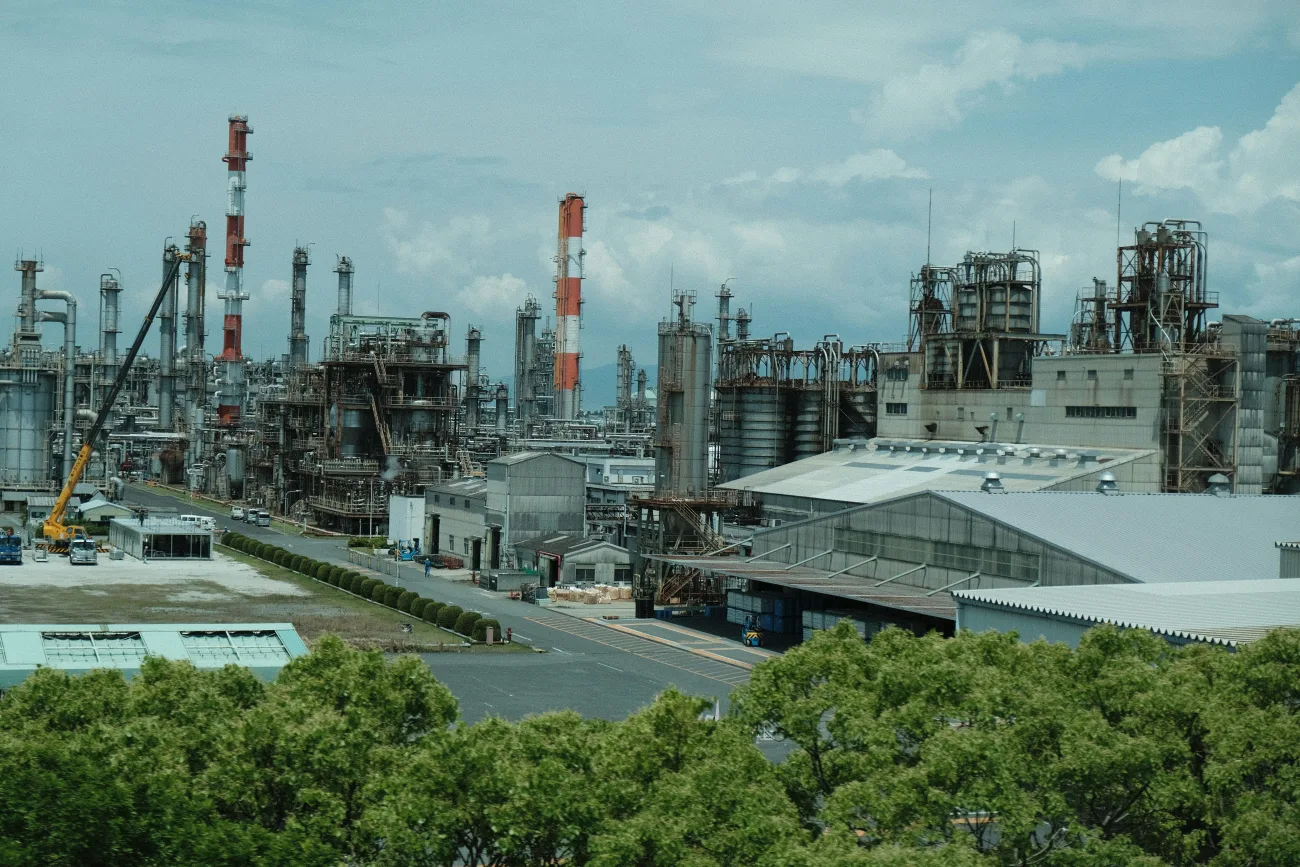 Chemical plant with distillation columns and process pipework